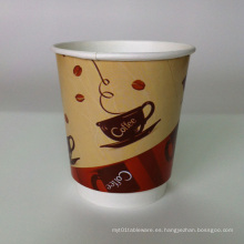 Destacar la taza de papel para el café caliente